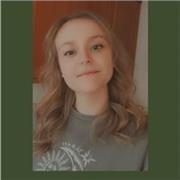 Profesora de inglés imparte clase a todos los niños entre las edades de 3 a 16 años